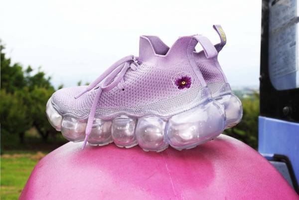 “ぷっくり”アウトソールの「グラウンズ」人気スニーカー×最上もが、淡い紫&パンジー刺繍入り
