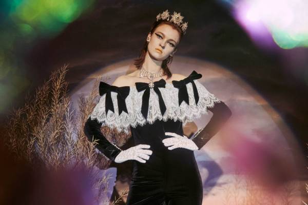 パメオポーズ“白鳥の湖”から着想したリボン付きオールインワン＆花柄プリンセスドレス