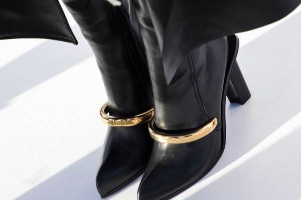 アレキサンダー・マックイーンの新作「ピーク」ブーツ、ジュエリー着想のメタルパーツを添えたアッパー
