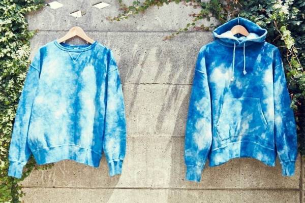 フィルメランジェ×藍染め職人集団リトマスの“タイダイ”Tシャツ、ジーンズのように経年変化