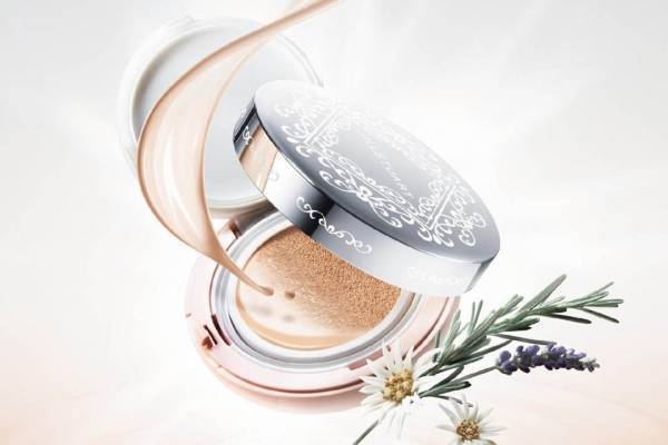 ジルスチュアート ビューティ“厚塗り感ゼロ”新クッションファンデ＆秋色“一輪の花”チーク