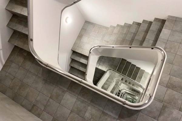 レアンドロ・エルリッヒ“螺旋階段”の新作インスタレーション、⾦沢の現代アート美術館・カム カナザワに