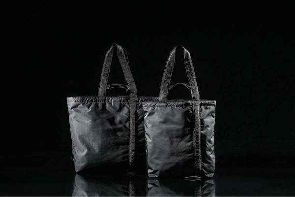 フラグメント デザイン×ラミダス“つながるハンドル”トートバッグ、高級感のあるオールブラックモデル