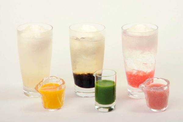 虎屋菓寮 銀座店“和菓子屋ならでは”抹茶＆黒琥珀「クリームソーダ」、フルーツピューレ添えソーダも