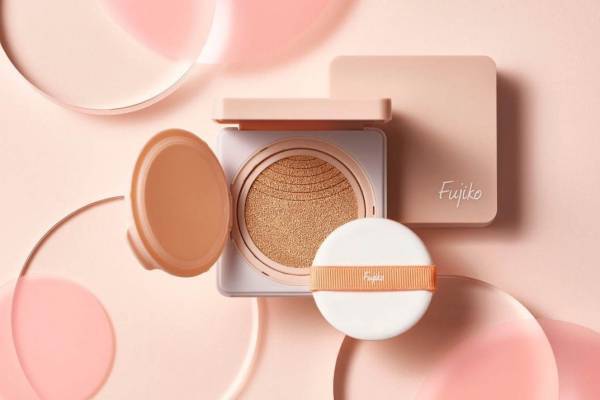 フジコ初のファンデ誕生、ツヤ＆カバー同時に叶える“デュアル構造”クッションファンデ
