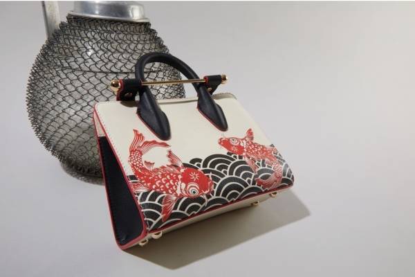 ストラスベリー「和の世界」テーマの新作バッグ、鯛の絵柄入り&巾着スタイルなど