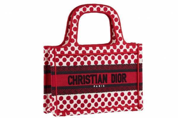 ディオール“真っ赤なポルカドット”主役の「ブック トート」やスニーカー、ハート型ジュエリーも