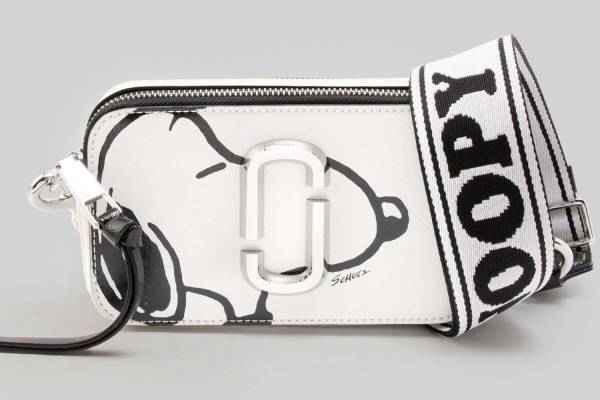 マーク ジェイコブス×ピーナッツのスヌーピー柄「ザ スナップショット」登場、銀座三越の限定ショップで