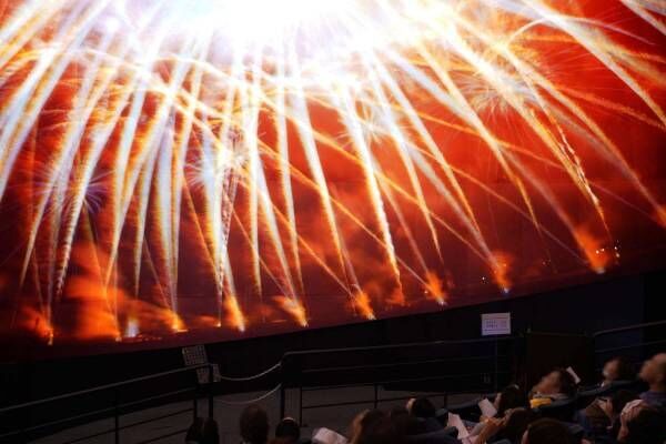 花火×プラネタリウムの新感覚花火「ハナビリウム」東京・福岡など全国で、“真下”から見上げる花火体験