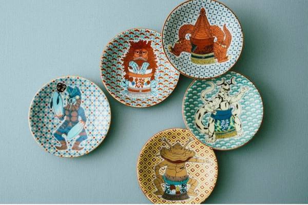 アコメヤ トウキョウ、相撲取り姿の「ウルトラ怪獣」を描いた豆皿やトートバッグなど