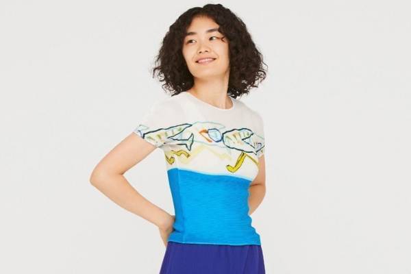 ミー イッセイ ミヤケ×黒田征太郎“はしるとり”や花のプリーツトップス＆ストール、レイングッズも