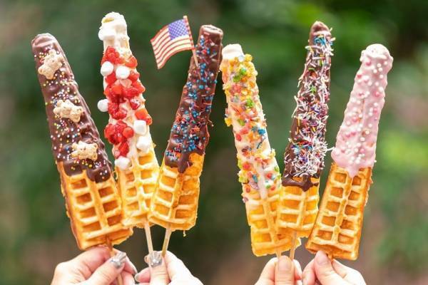 “自由にデコれる”ワッフル専門店が広島に、「ロール アイス クリーム ファクトリー」新業態