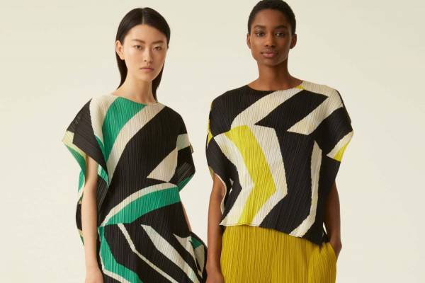 プリーツ プリーズ イッセイ ミヤケの新作、斜め×横プリーツのドレスや“消しプリーツ”コート