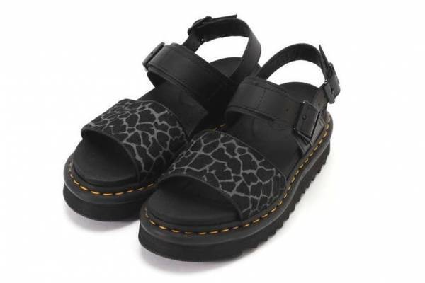 ドクターマーチンのローズバッド限定サンダル、ジラフ柄ハラコアッパー＆軽量ボリュームソール
