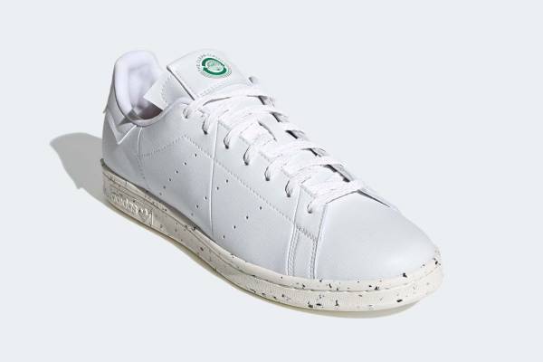 アディダス オリジナルス“真っ白”スタンスミスなど、リサイクル素材のサステナブルスニーカー