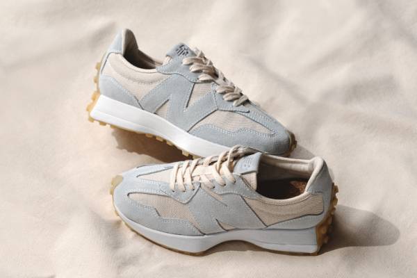 ニューバランス“未着色素材”を使ったウィメンズニーカー「327」＆「プロ コート カップ」