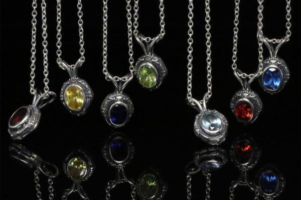 ジャムホームメイドのディズニー「ツイステ」カレッジリング、各寮をイメージしたカラーストーンを添えて