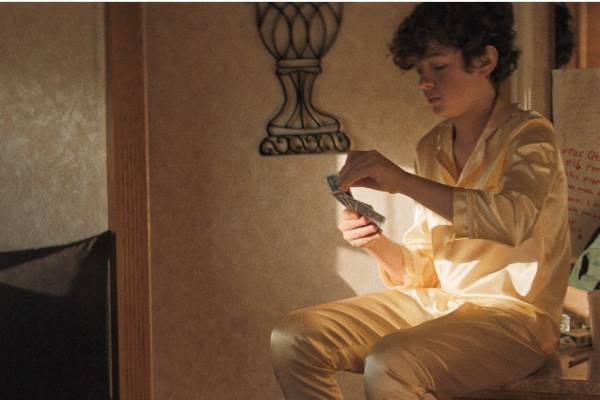 映画『ハニーボーイ』父にトラウマを抱える天才子役の苦悩と成長、次世代スター候補ノア・ジュプ主演