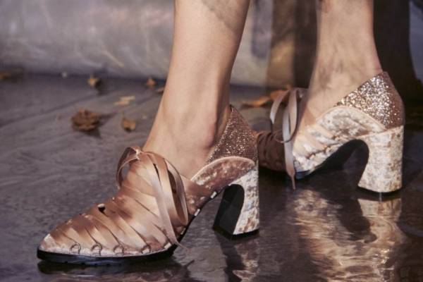 パメオポーズ、バレエ“トゥーシューズ”着想のレースアップパンプス＆ブーツ