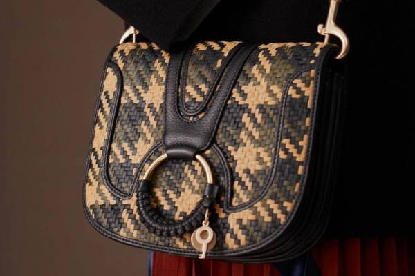 シーバイクロエ新作“タータンチェック”調の編み込みレザーバッグ＆ロゴ入りスライドサンダル