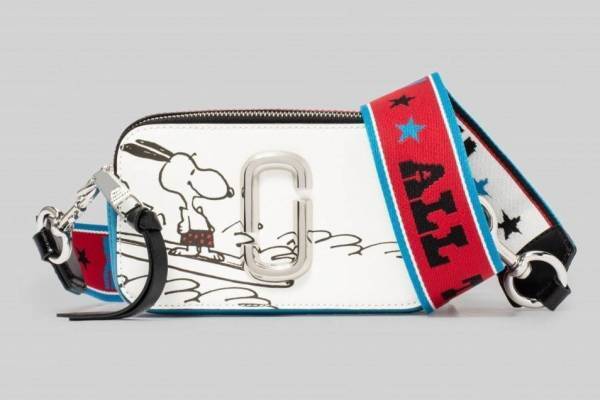 ピーナッツ×ザ マーク ジェイコブス“スヌーピー”モチーフのバッグ「ザ スナップショット」