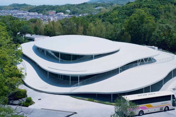 映画『建築と時間と妹島和世』“丘”のような校舎が建つまでのドキュメンタリー、ホンマタカシが監督