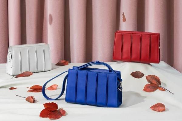 マックスマーラのアイコン「ホイットニーバッグ」に新作、鮮やかレッド＆ブルーのクラッチタイプ