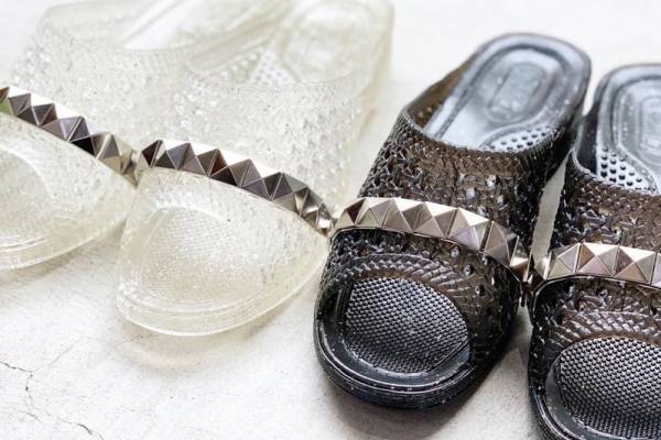 ミントデザインズ“ガラスの靴”イメージ、透け感サンダルにスタッズ付きの新作