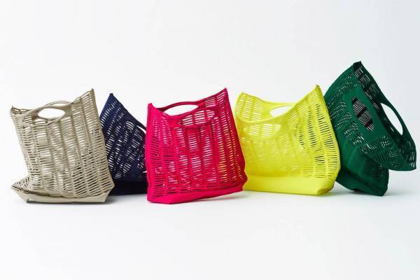 グッド グッズ イッセイ ミヤケから水洗い出来るニットバッグ「モッコ」伝統的な運搬用具の畚に着想