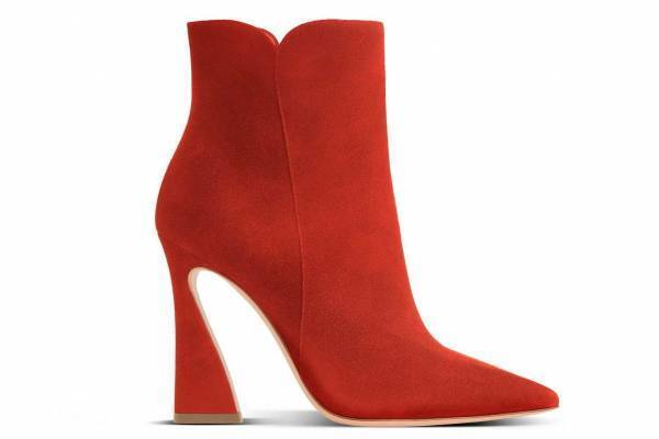 ジャンヴィト ロッシ新作“彫刻”ヒールのレッドブーツ＆“編み込み”レースアップサンダル