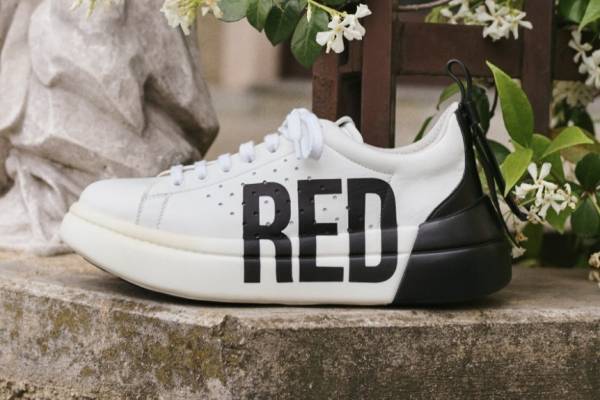 レッド ヴァレンティノから新作チャンキースニーカー、大胆”RED"のロゴプリントも