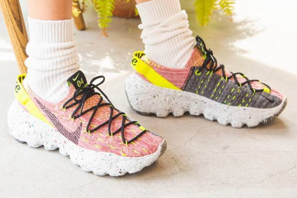 アトモス ピンクから「ナイキ スペース ヒッピー」の限定ウィメンズスニーカー