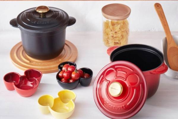 ル・クルーゼ「ミッキーマウス」キッチンウェア、ココット鍋や小皿＆マグカップ付きプレートセット