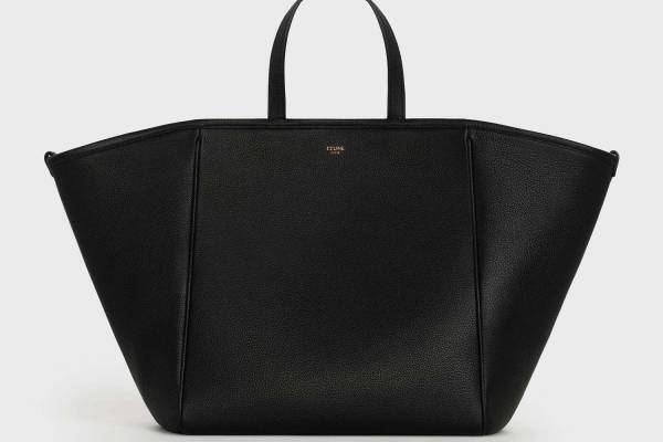 セリーヌの新作バッグ「フォールディッド カバ」2つのシェイプを楽しめる3WAYオープントート