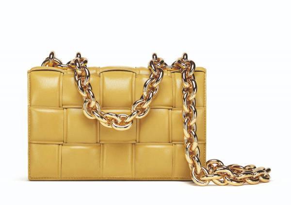 ボッテガ・ヴェネタ新アイコン「ザ・チェーン カセット」ふかふかレザーチェーンバッグ、銀座で屋外展示も