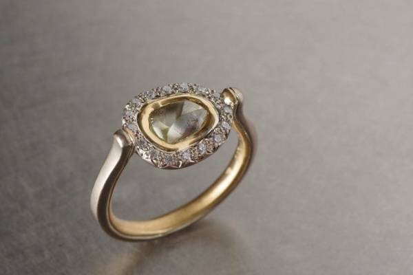 ジュエリーブランドhum新作、“携帯電話や電化製品”から生まれた再生金属ジュエリー