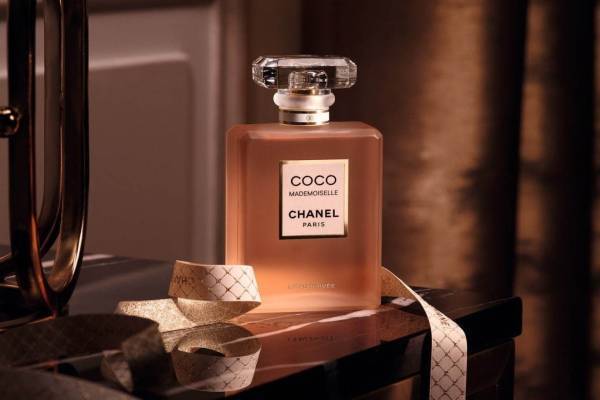 シャネル新ヘア＆ボディ ミスト「ココ マドモアゼル ロー プリヴェ」眠りにつく前に纏う“夜の香り”
