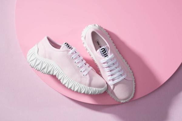 ミュウミュウの新作スニーカー「ミュウ ノバ」“マテラッセ”イメージのラバーソール