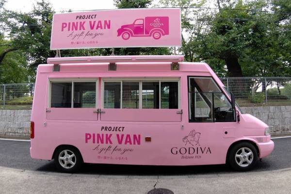 ゴディバ商品を各日3,000名に無料提供、コレド室町に“ピンクバン”が登場 - 関西・東海へ巡回も