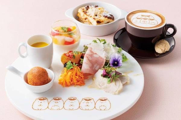 阪急電鉄×すみっコぐらし、新キャラ「くり駅長」ほかすみっコたちの限定スイーツ販売や装飾列車運行