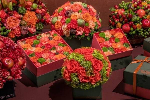 ニコライ バーグマン“落葉”から着想した秋限定フラワーボックス、バラやカーネーションを詰めて