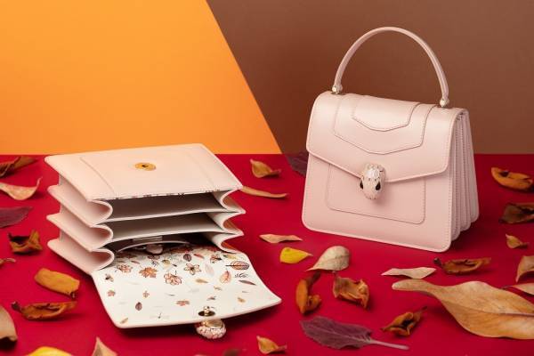ブルガリのアイコンバッグ「セルペンティ」“秋の紅葉”モチーフの限定モデル、木の葉や蝶をライニングに
