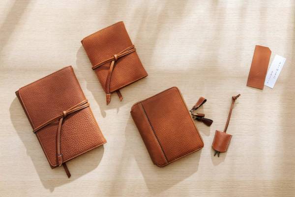 土屋鞄製造所×ほぼ日の手帳カバー、収納ポケット付き＆鍵付きの“生活に寄りそう”相棒