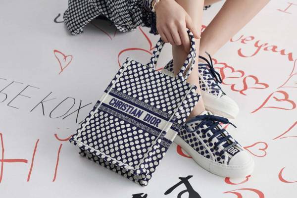 ディオールから青いポルカドットの「ブック トート」「ジャディオール」パンプスなど新作が登場