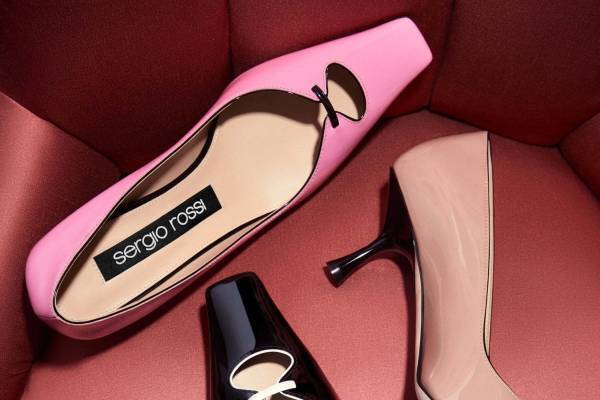 セルジオ ロッシ新作「sr トゥエンティー」パンプス、ロゴ入りバックルやバイカラーのトリミング