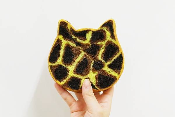 ねこ型高級食パン専門店「ねこねこ食パン」の“ヒョウ”柄パンが博多に、全ての断面にアニマル模様入り