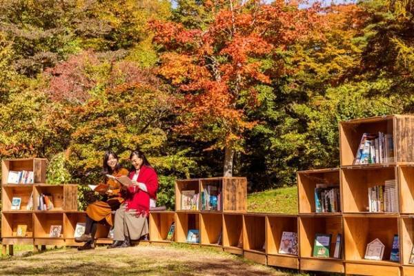 「紅葉図書館」本と紅葉とカフェ時間を楽しむイベントが軽井沢星野エリアで、おいしいリンゴスイーツも