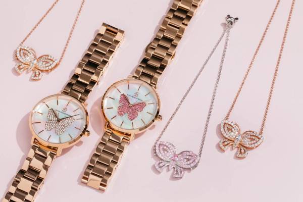 4B ウォッチズ“蝶”モチーフのキラキラウォッチ＆重ねづけOKの“蝶”アクセサリー