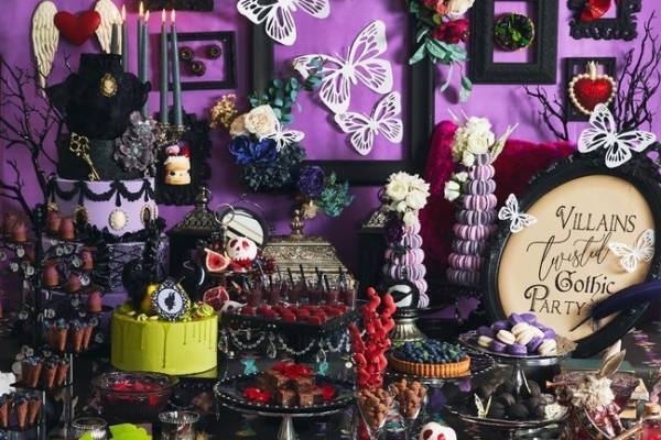 ヴィランズ主役のゴシック風スイーツブッフェ、“闇の心”を表現した黒×パープルのフルーツタルトなど