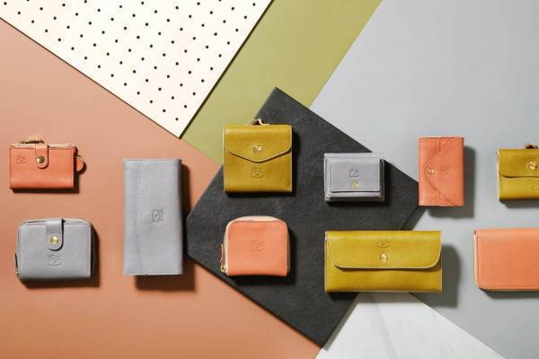 イル ビゾンテ新作“くすみカラー”のレザーグッズ、ミニ財布やカードケースなど
